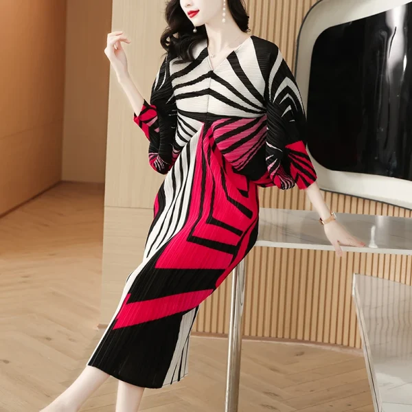 LE1318 in Stock Fast Delivery Miyake Pleated Dress Printing Elastic Plus Size Loose Casual Style Bat Sleeves Women Dresses - Image 3
